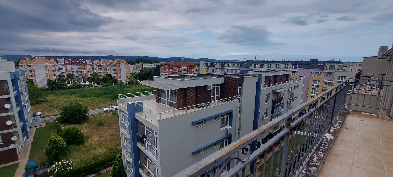 Prostorný apartmán s jednou ložnicí na Slunečném pobřeží – komfort, zeleň a skvělé zázemí v moderním komplexu