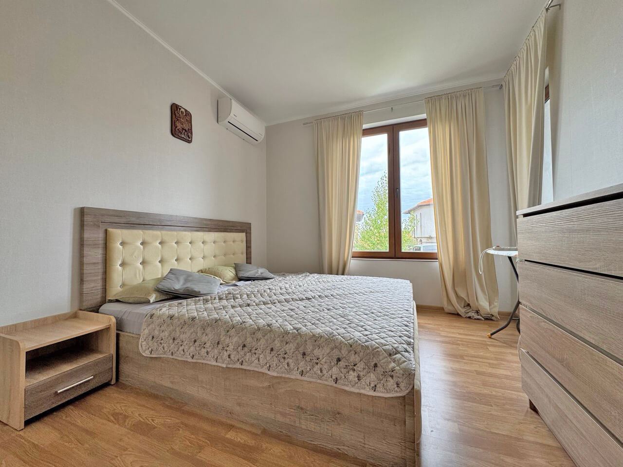 Zařízený apartmán s jednou ložnicí v novém komplexu v Aheloji – klid, zeleň a komfort u moře