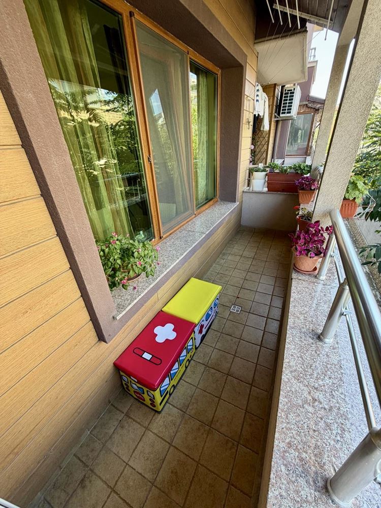 Sarafovo – prostorný apartmán s jednou ložnicí, Aktem 16, minimálním poplatkem za údržbu a kompletním vybavením