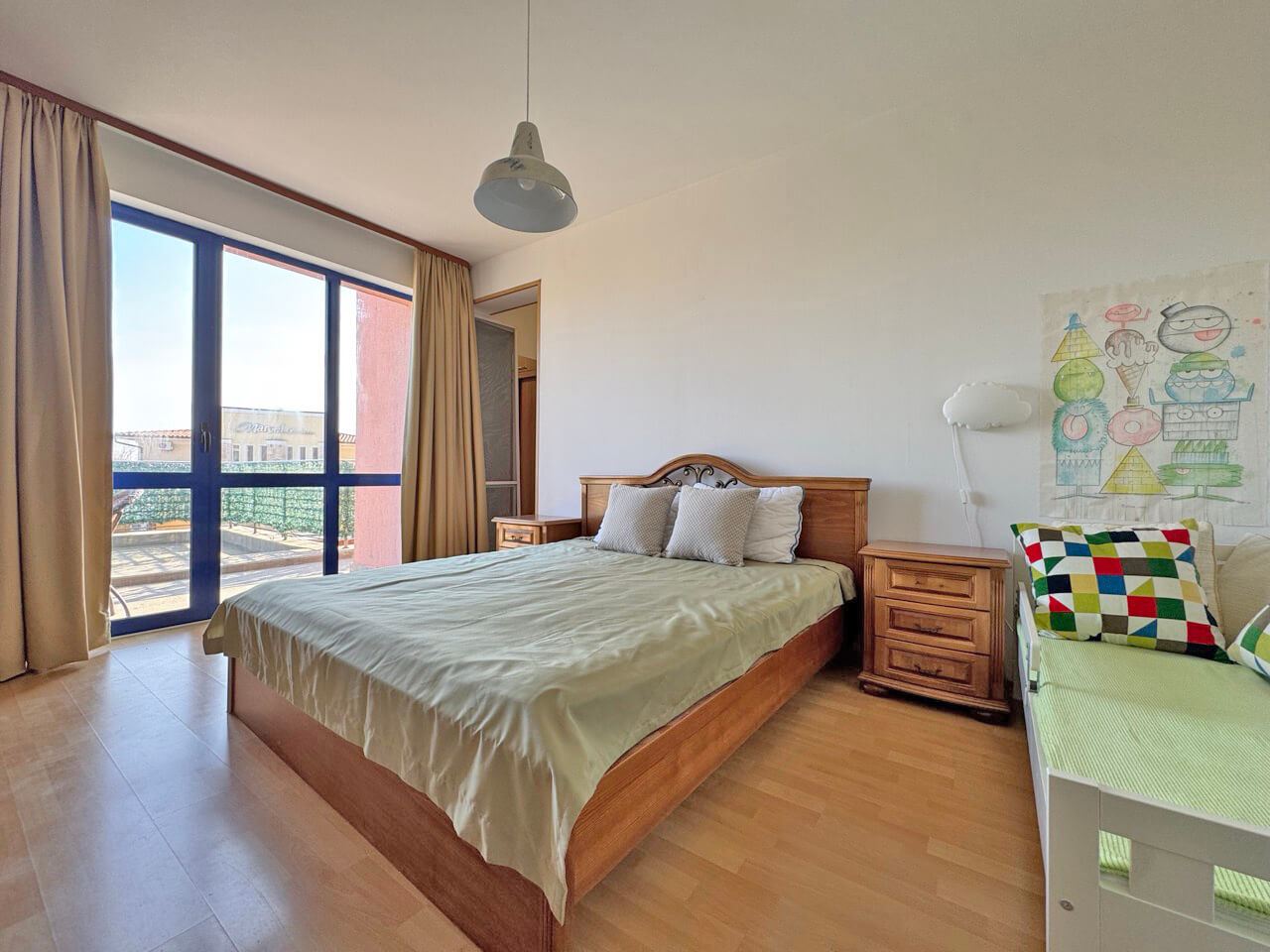 Luxusní penthouse na Slunečném pobřeží s působivou panoramatickou terasou a skvělou lokalitou