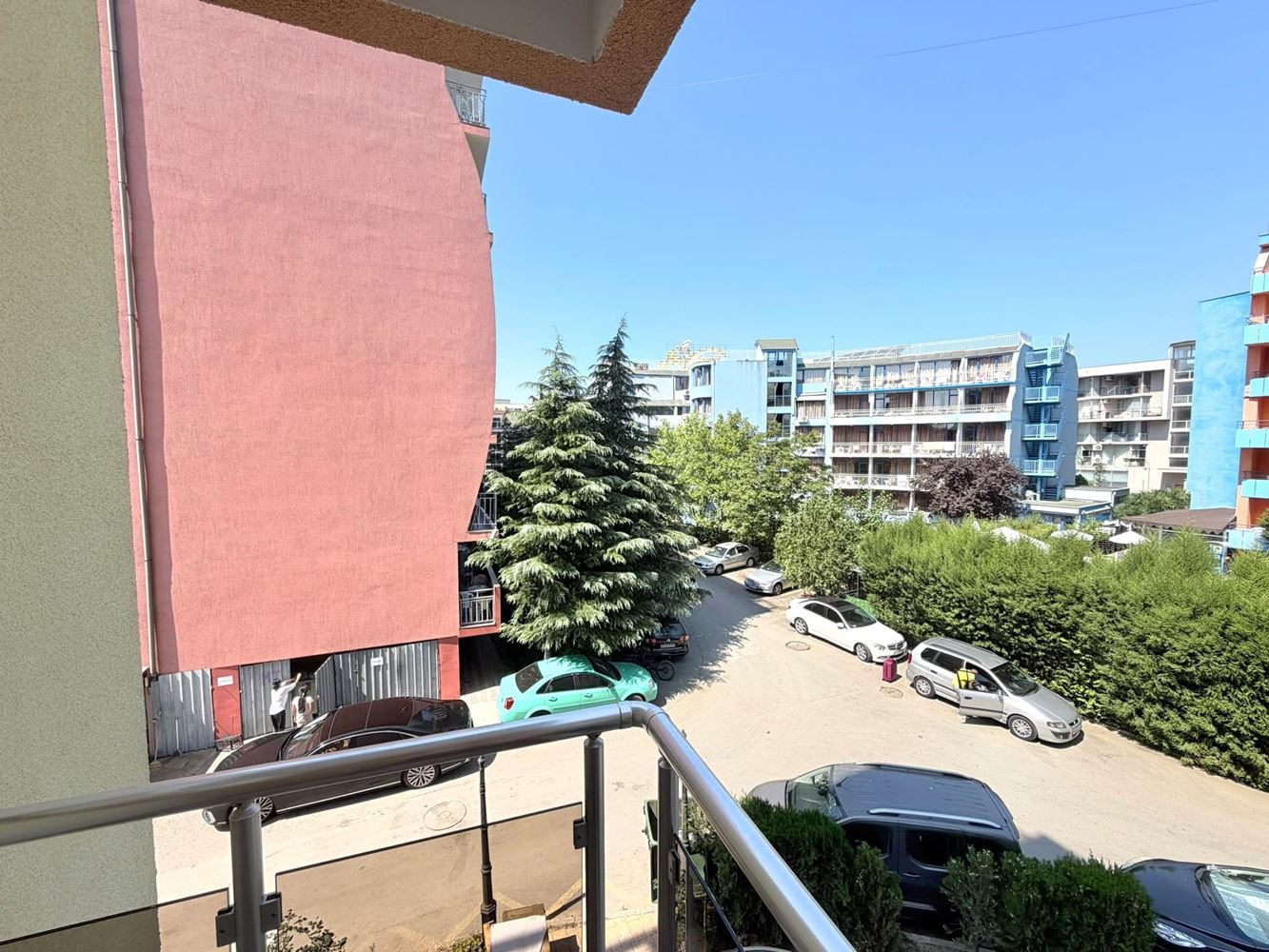 Apartmán se dvěma ložnicemi v Slunečném pobřeží bez poplatku za údržbu – výborná lokalita, atraktivní investice