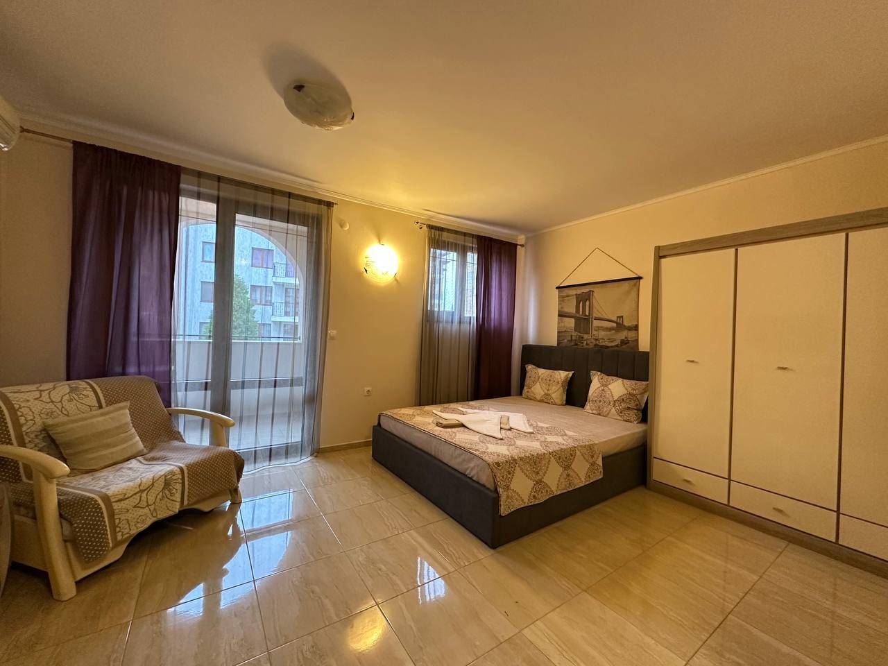 Luxusní apartmán v Nesebaru – vytříbený styl, resortní komfort a vybavení pro celoroční bydlení