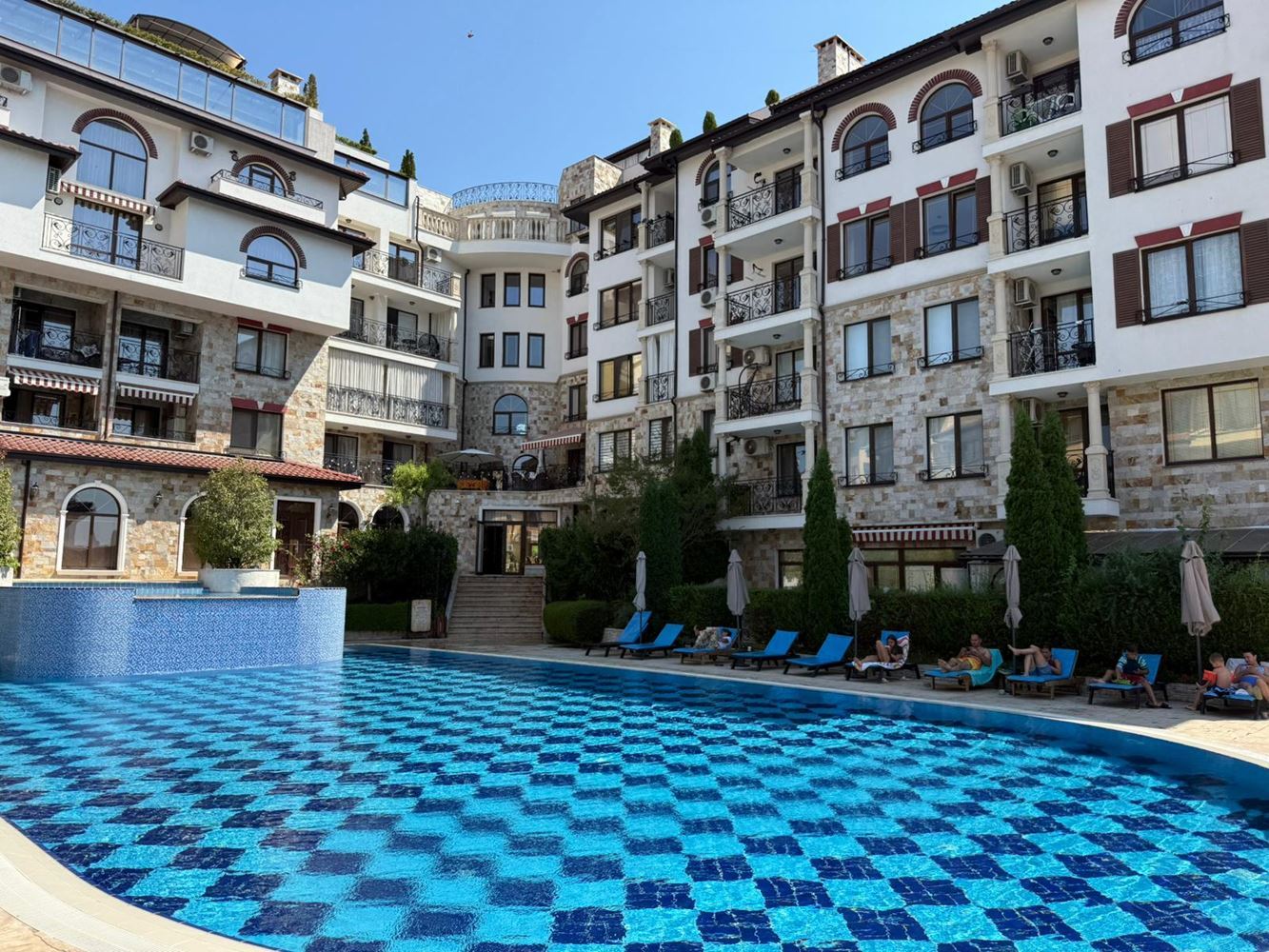 Luxusní mezonet s prostornou verandou a výhledem na bazén ve Sveti Vlas