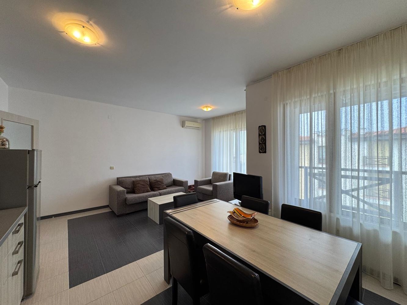 Apartmán se dvěma ložnicemi, panoramatickým výhledem na moře a soukromou pláží v prestižním komplexu v Černomorci
