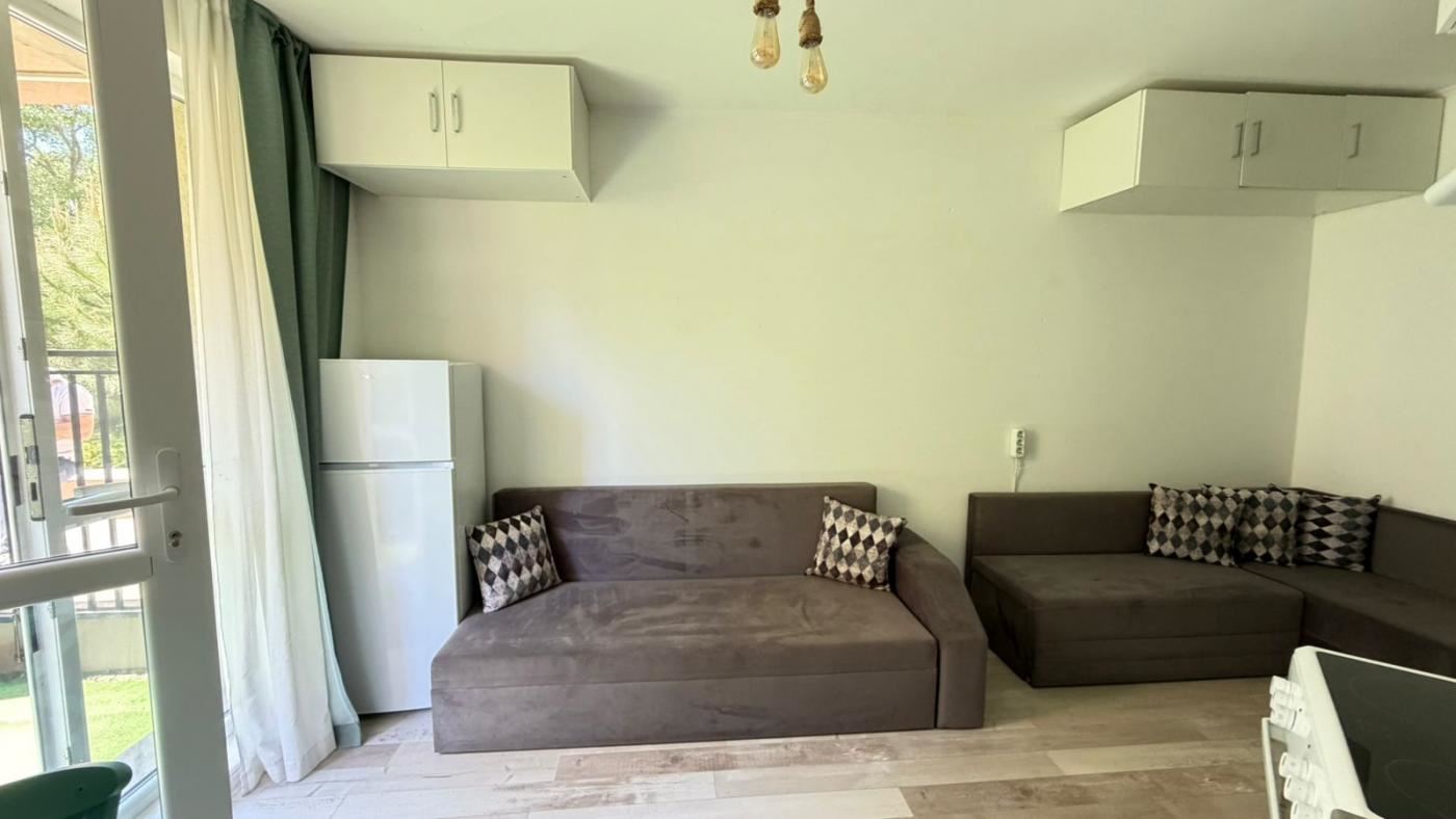 Luxusní studio s velkou verandou v prestižním komplexu na Slunečném pobřeží – komfort, zeleň a SPA relaxace