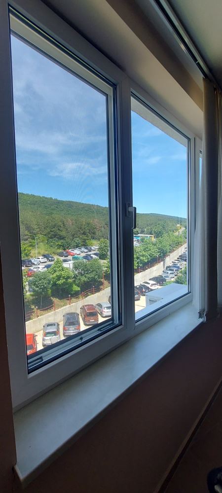 Prostorný apartmán se dvěma ložnicemi a výhledem na moře v první linii u moře – připraven k nastěhování