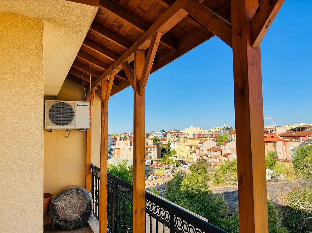 Prostorný mezonetový apartmán s panoramatickou terasou v Ravdě – skvělá volba pro bydlení, odpočinek nebo investici