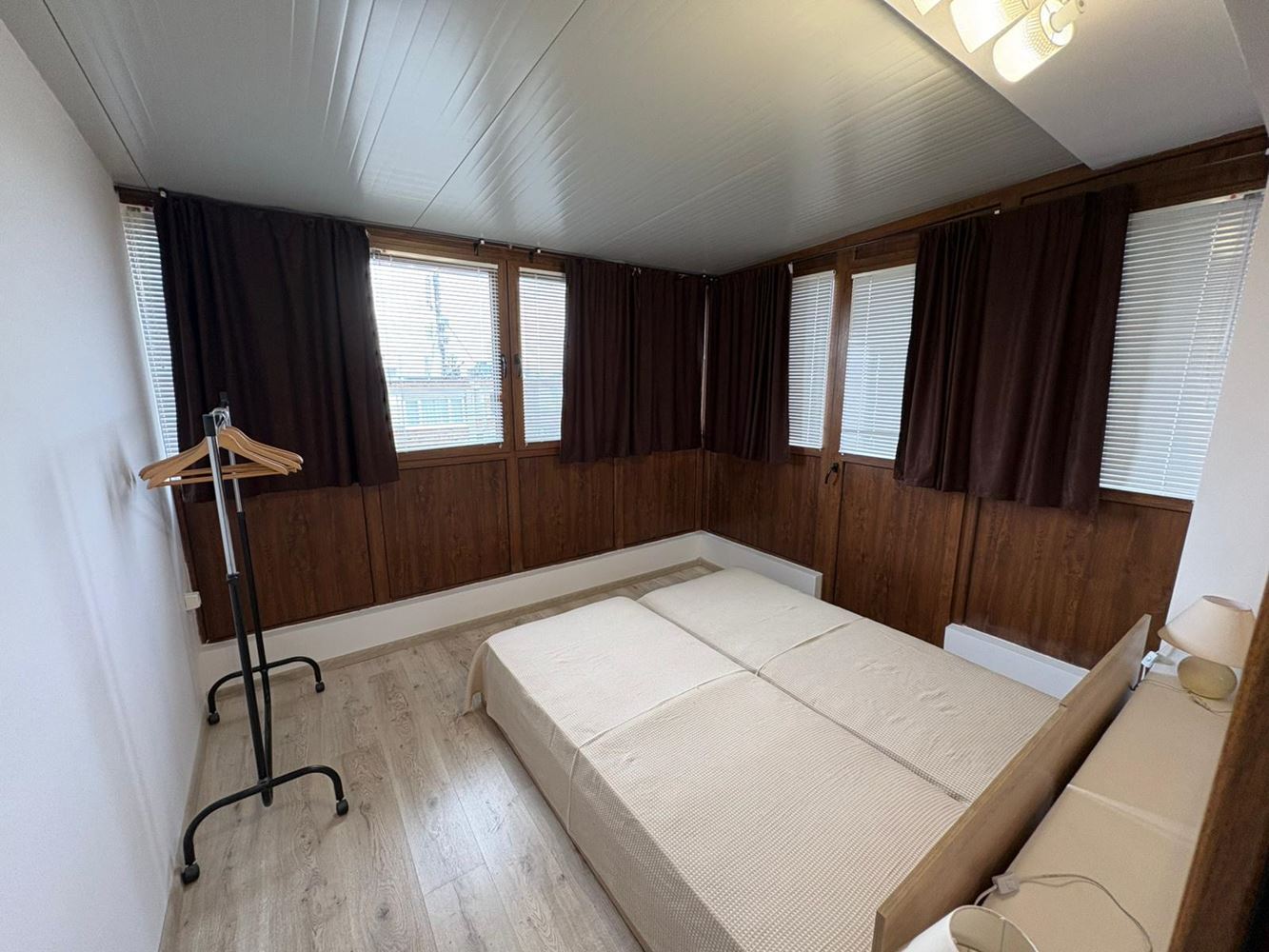 Pomorie – prostorný apartmán se 2 ložnicemi v první linii s výhledem na moře a nízkými náklady na údržbu