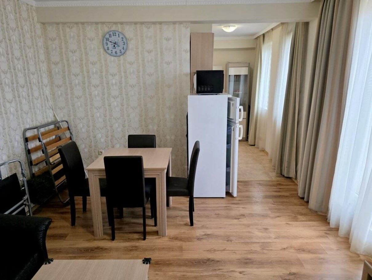 Prostorný apartmán s jednou ložnicí v klidném komplexu u moře v Ravdě
