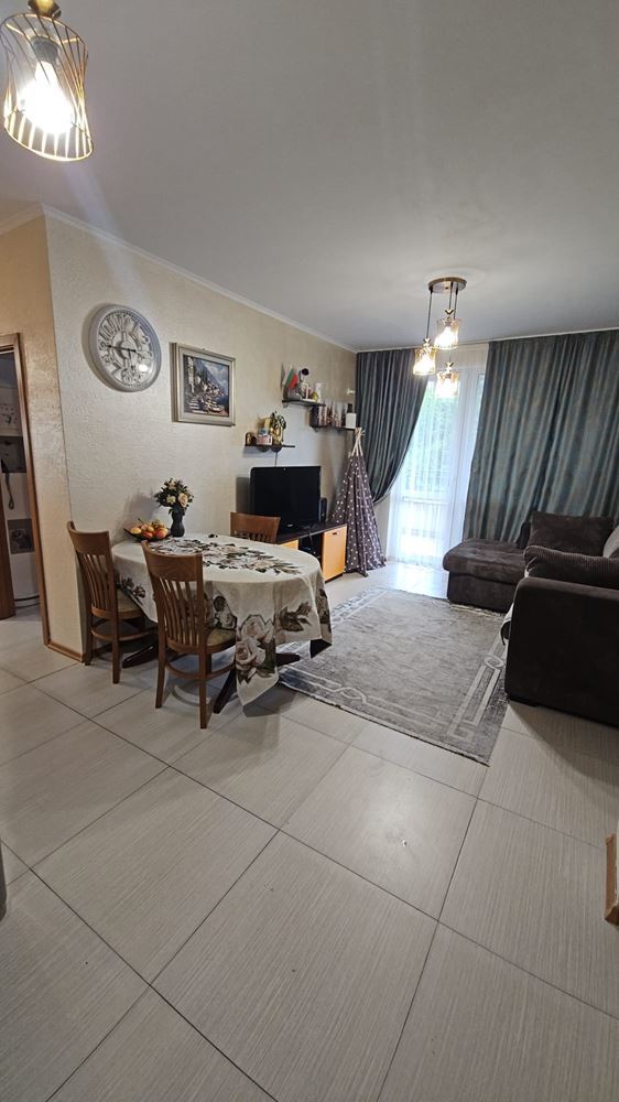Třípokojový apartmán v uzavřeném komplexu ve Sveti Vlas – pouhých 300 m od pláže