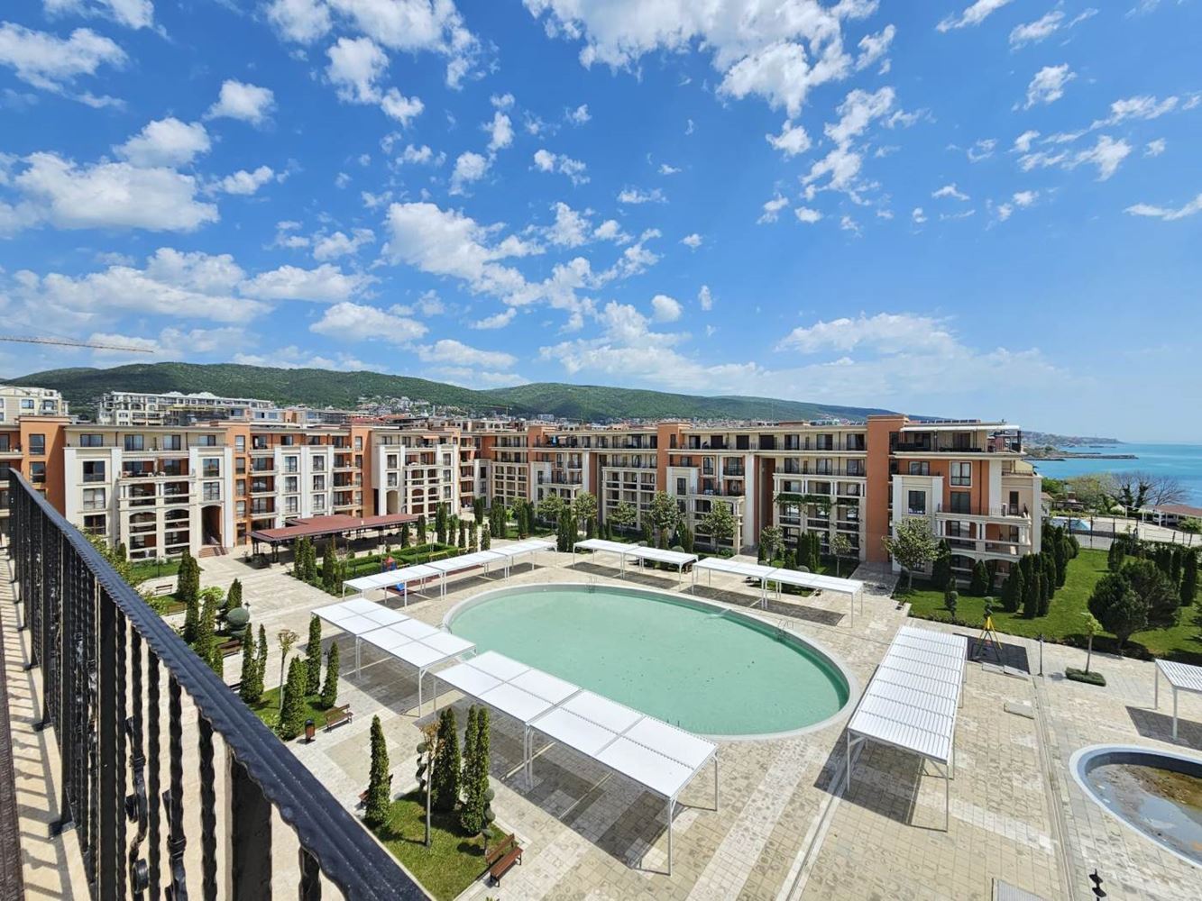 Sveti Vlas – apartmán se třemi ložnicemi s přímým panoramatickým výhledem na moře v komplexu na první linii