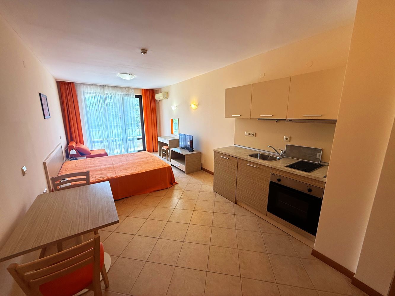 Prostor, pohodlí a výborná poloha – studio v srdci Slunečného pobřeží