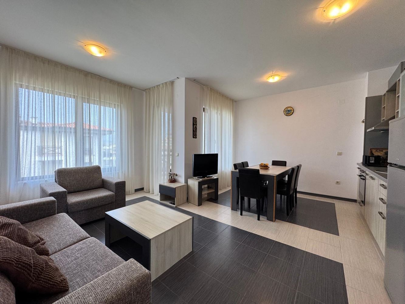 Apartmán se dvěma ložnicemi, panoramatickým výhledem na moře a soukromou pláží v prestižním komplexu v Černomorci