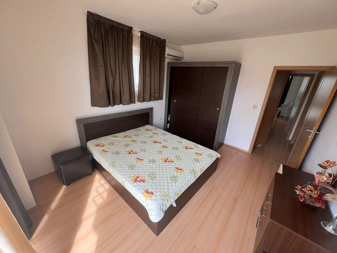 Byt se dvěma ložnicemi v moderním komplexu – plně zařízený a připravený pro váš nový život