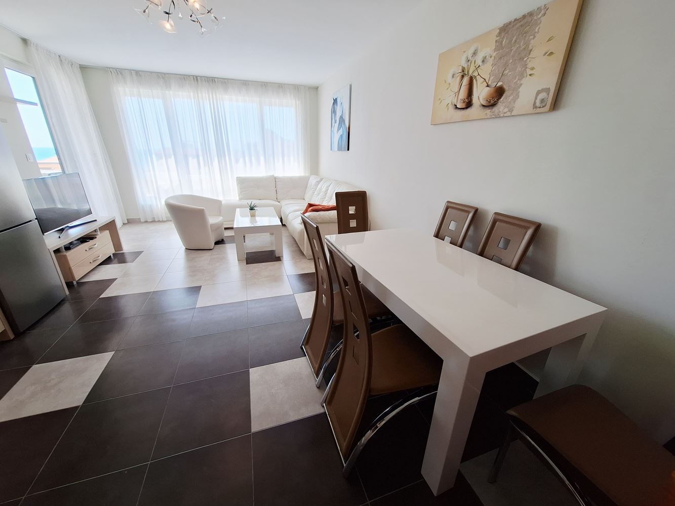 Prostorný apartmán se dvěma ložnicemi a parkovacím místem 200 metrů od moře ve Sveti Vlas