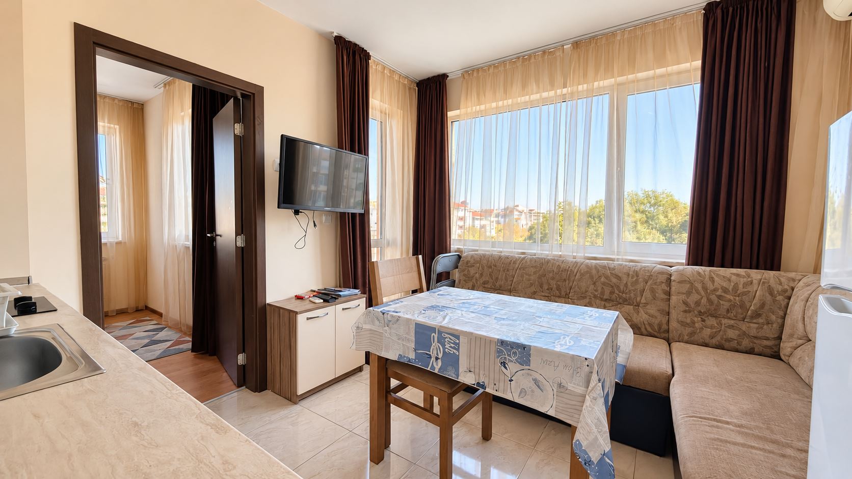 Útulný menší apartmán s jednou ložnicí v komplexu s bazénem a nepřetržitou ostrahou