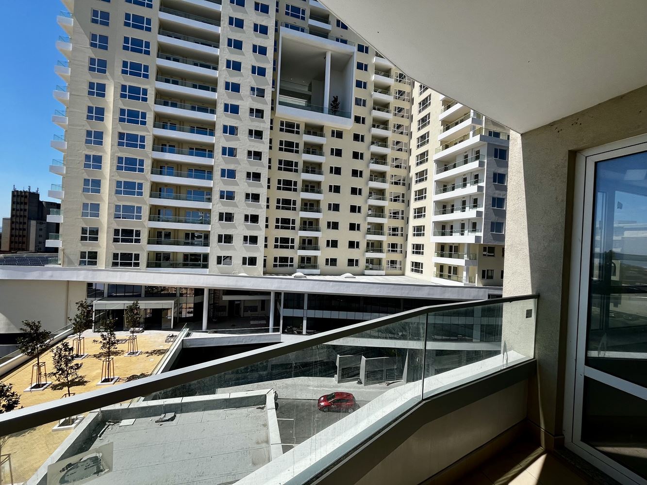 Moderní apartmán s jednou ložnicí s panoramatickým výhledem v prestižním komplexu – připraven k nastěhování