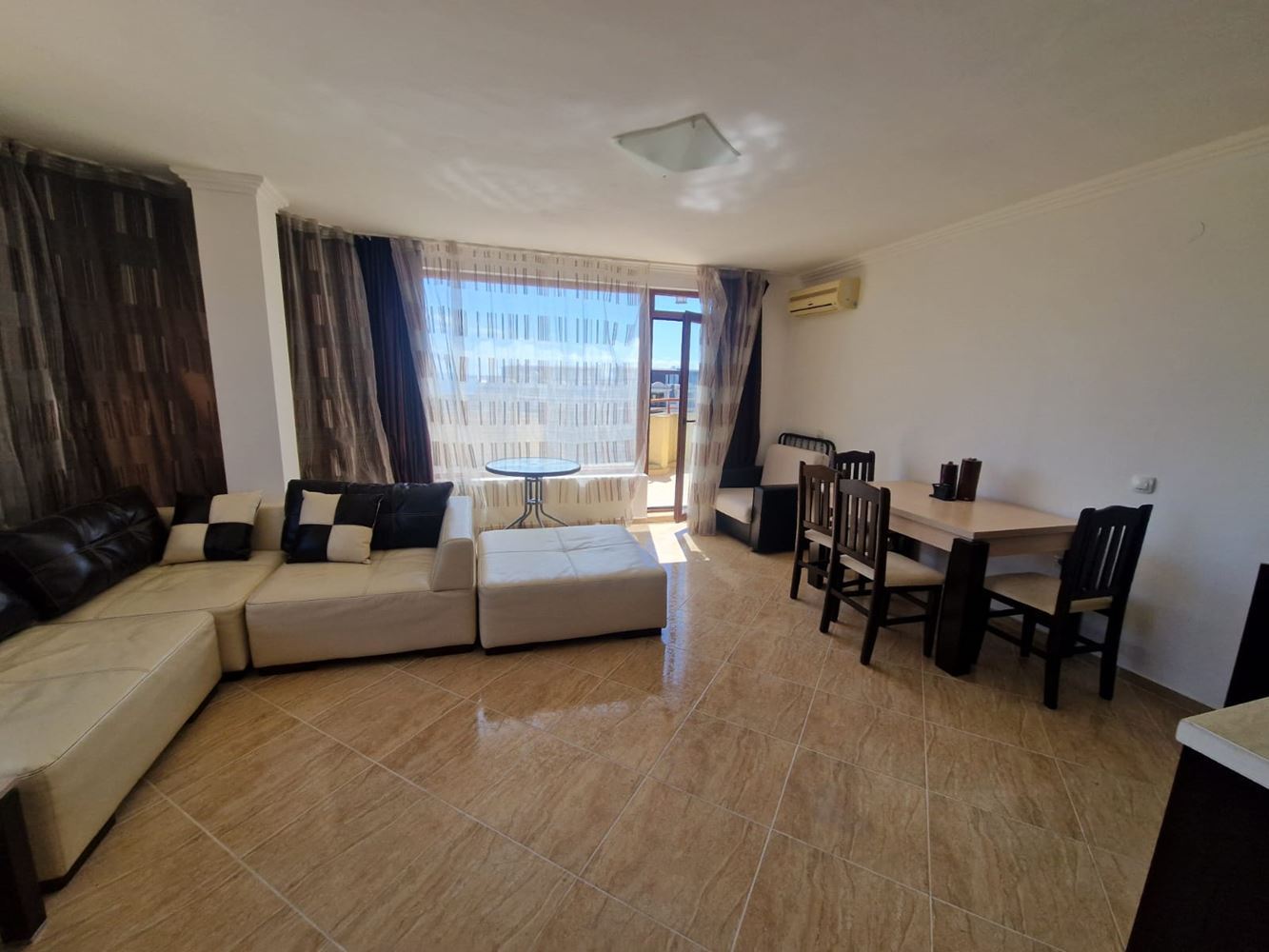 Panoramatické studio s výhledem na moře a hory ve městě Sveti Vlas – luxusní komplex s bazénem, wellness centrem a parkovištěm