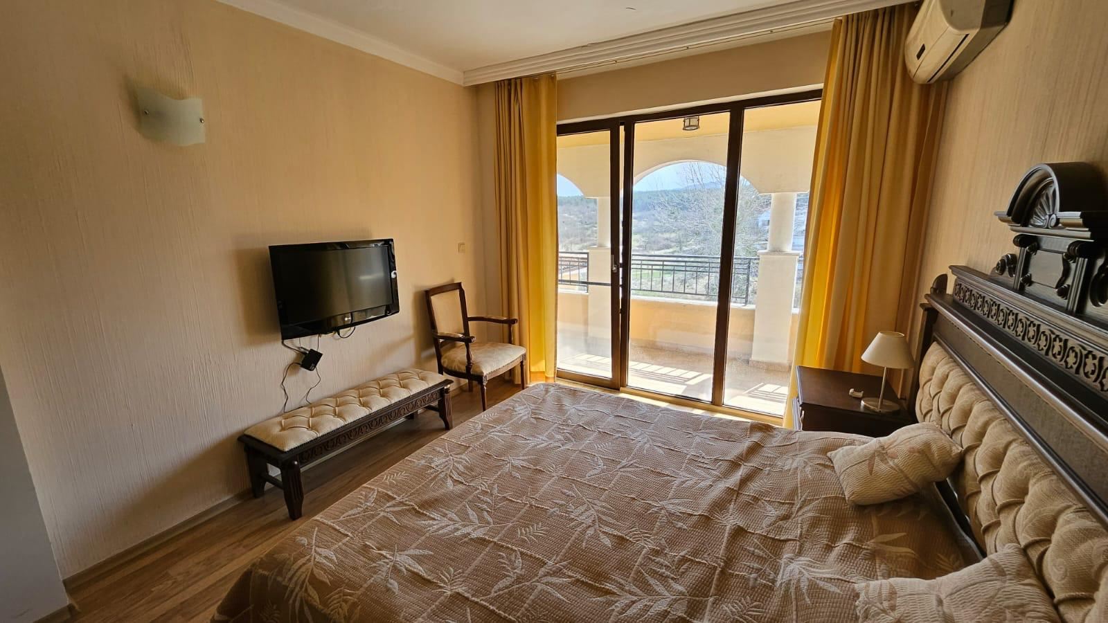 Prostorný byt s jednou ložnicí na první linii u moře v Carevu s kompletním vybavením