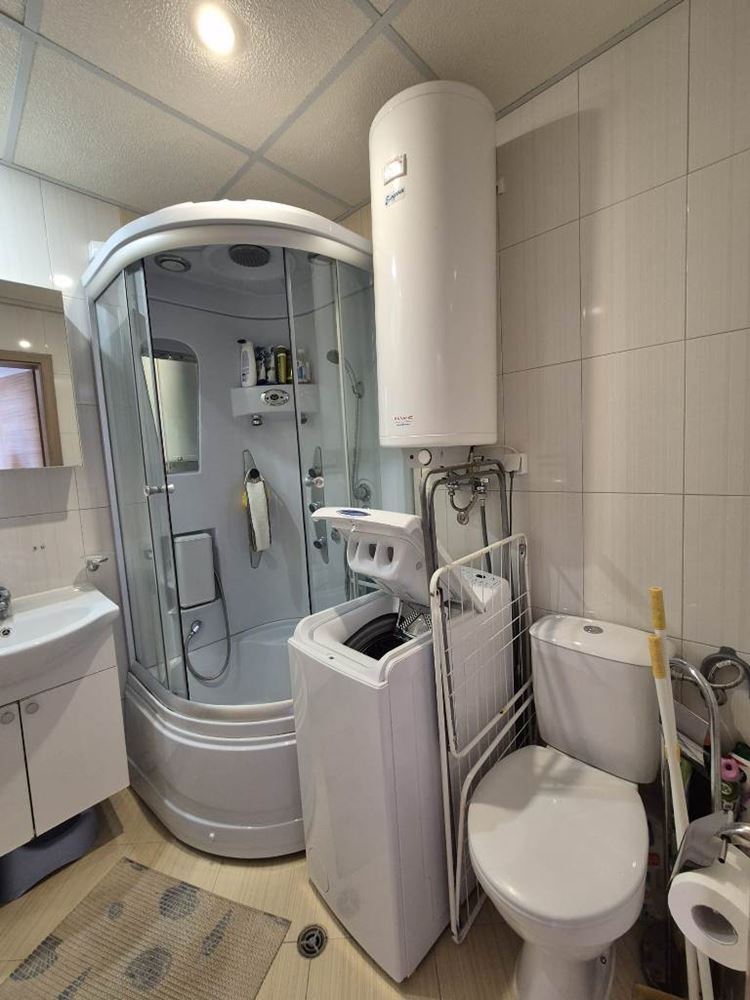 Luxusní byt s jednou ložnicí a panoramatickým výhledem na moře ve Svatém Vlasu – prostor, komfort a prestižní lokalita