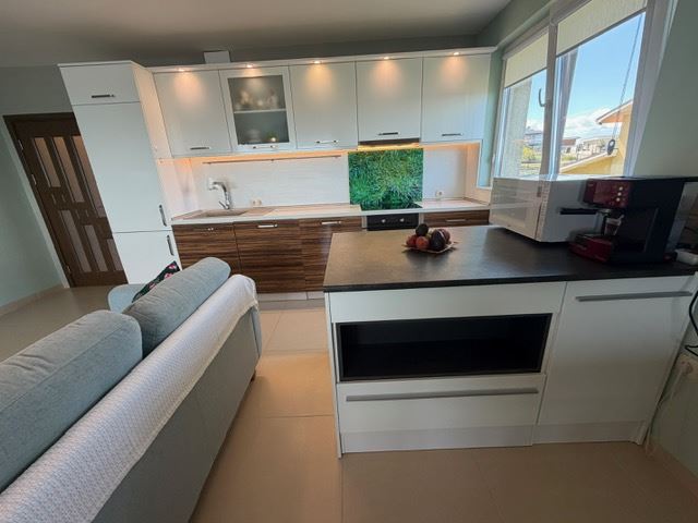 Prostorný apartmán se 2 ložnicemi v první linii u moře s čelním panoramatickým výhledem na moře