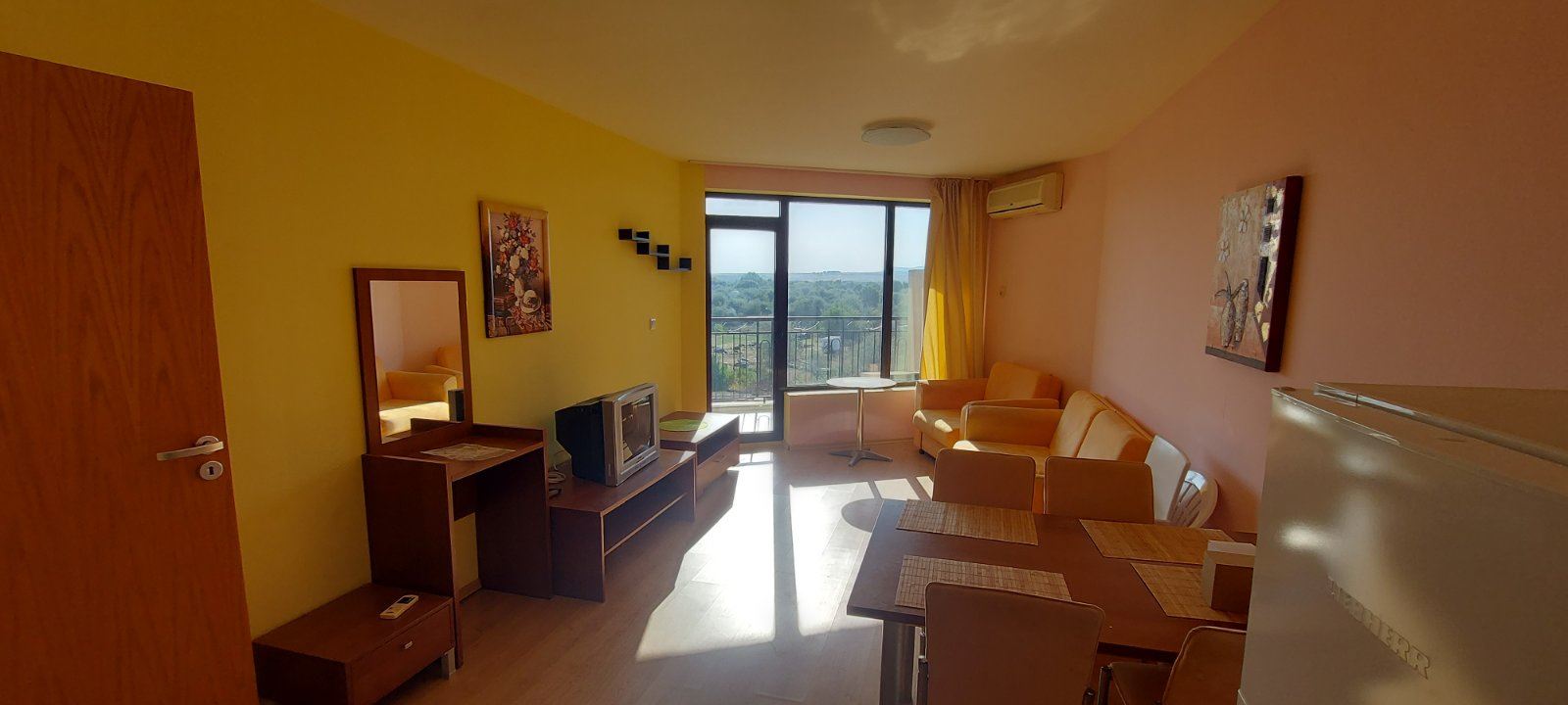 Prostorný apartmán s jednou ložnicí v komplexu s bazénem a vynikajícím vybavením ve Slunečném pobřeží