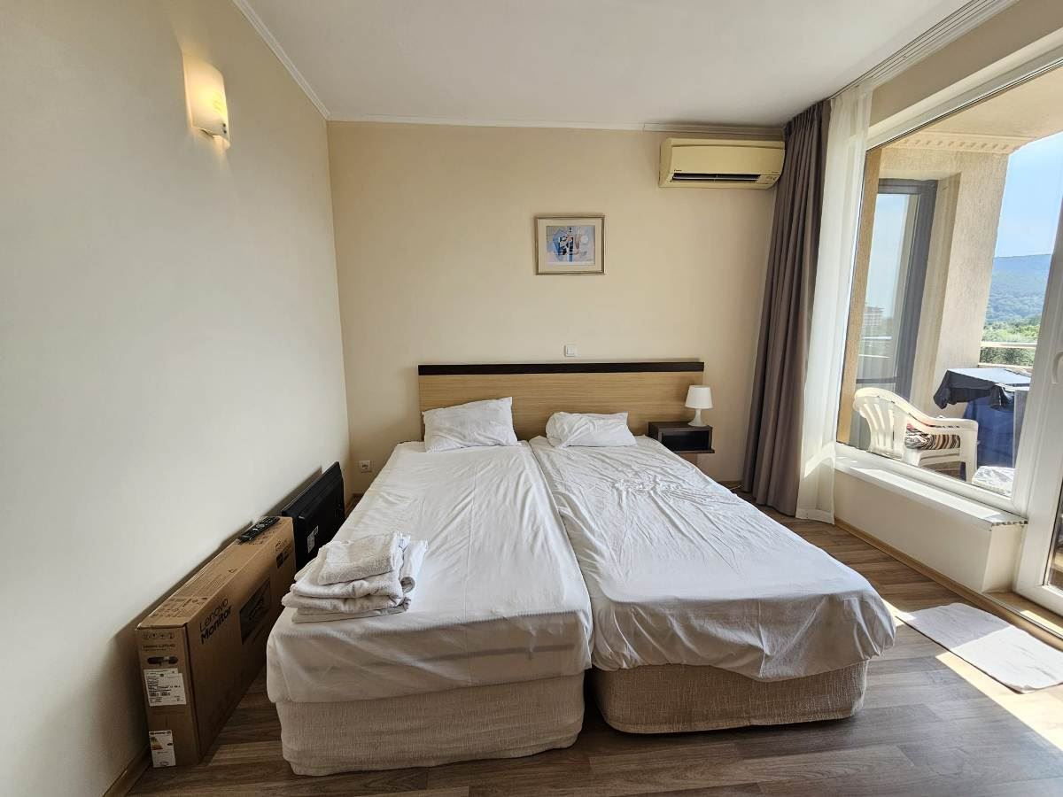 Luxusní apartmán se třemi ložnicemi na první linii u moře v Obzoru – panoramatický výhled na moře a hory