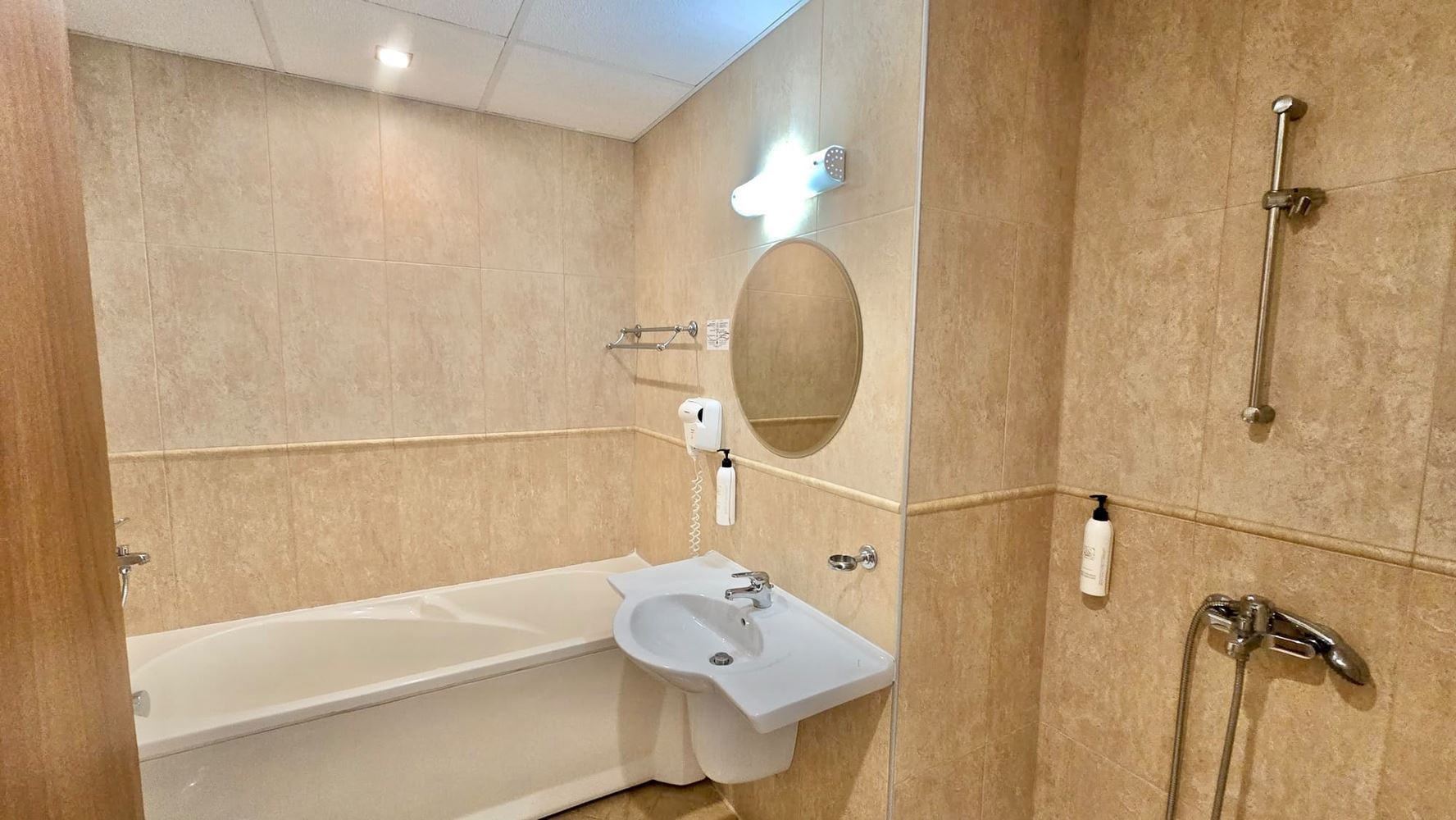 Prostorný apartmán s jednou ložnicí na Slunečním pobřeží – skvělá investice s kompletní dokumentací