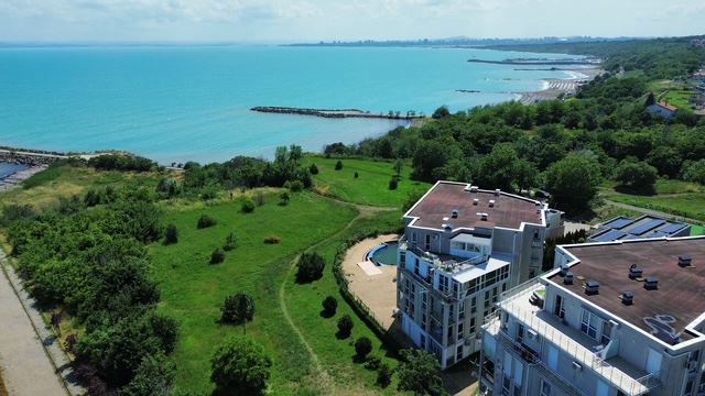 Dvoupokojový apartmán v první linii v Sarafovu – komfort, styl a přímořská atmosféra v komplexu
