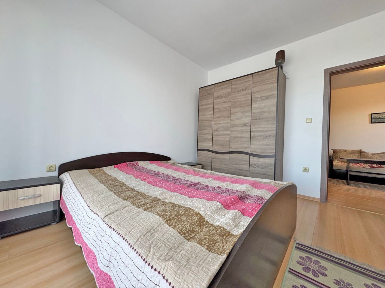 Funkční třípokojový byt v přízemí v moderním komplexu v oblasti Slunečního pobřeží