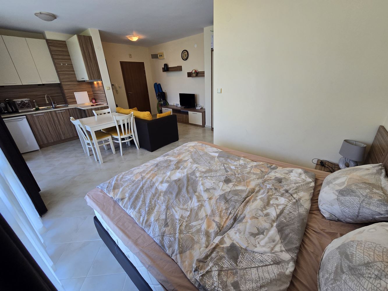 Slunečné pobřeží – prostorné studio s výborným potenciálem pro přestavbu na malý apartmán s jednou ložnicí