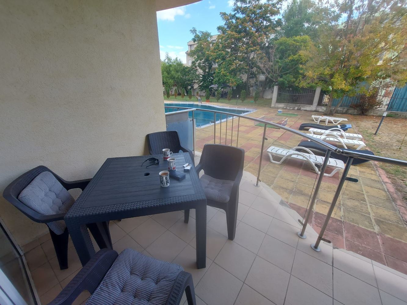 Prostorný dvoupokojový byt v přízemí s výhledem na bazén v Slunečném pobřeží – zařízený a připravený k nastěhování