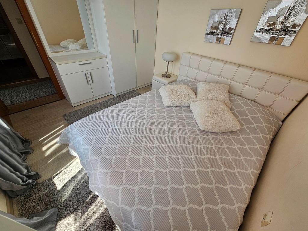 Luxusní panoramatický apartmán na první linii u moře se dvěma ložnicemi a obrovskou terasou