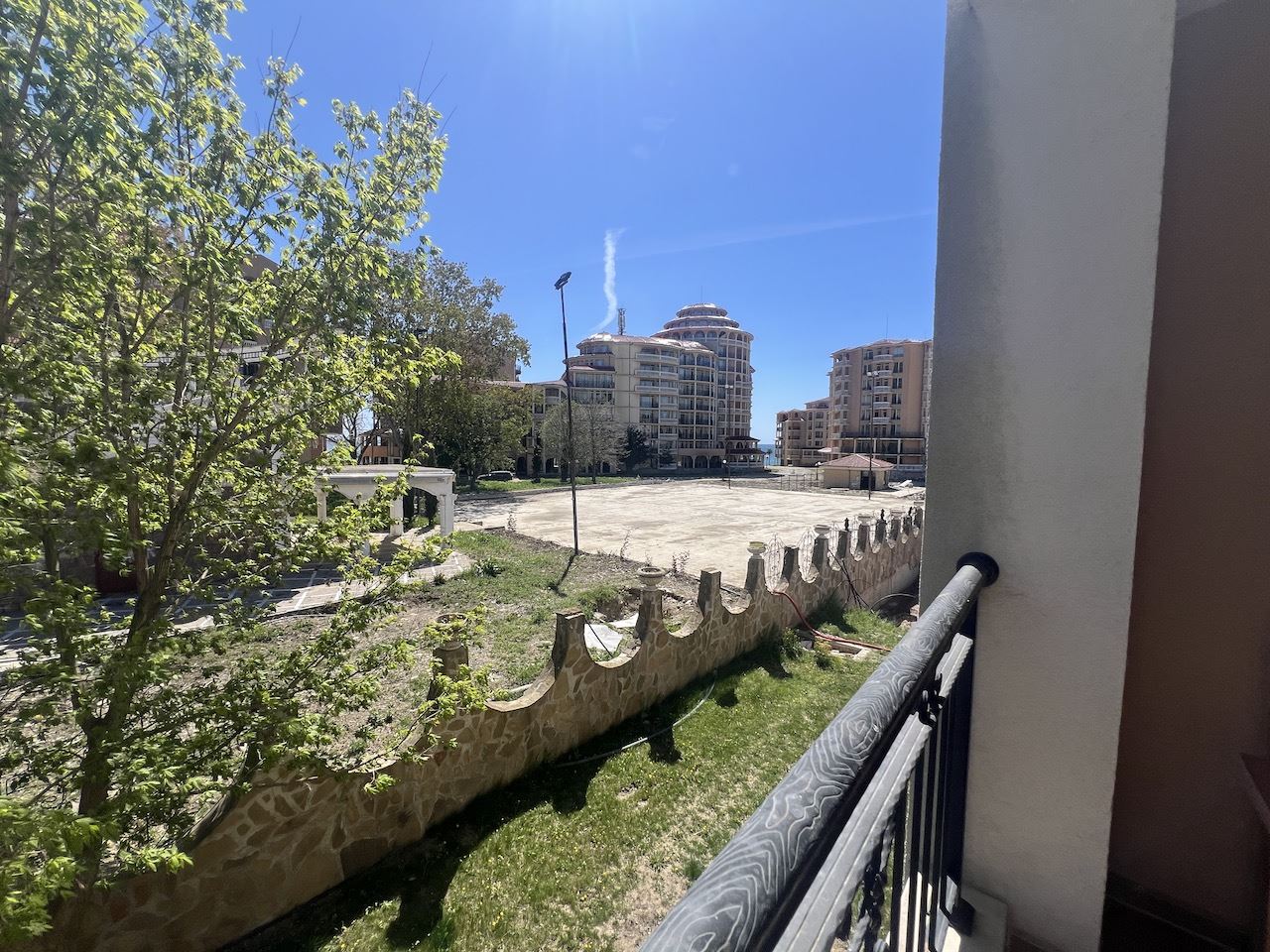 Útulné studio v srdci Elenite – jen pár minut od pláže, v uzavřeném komplexu s bazénem a skvělým zázemím