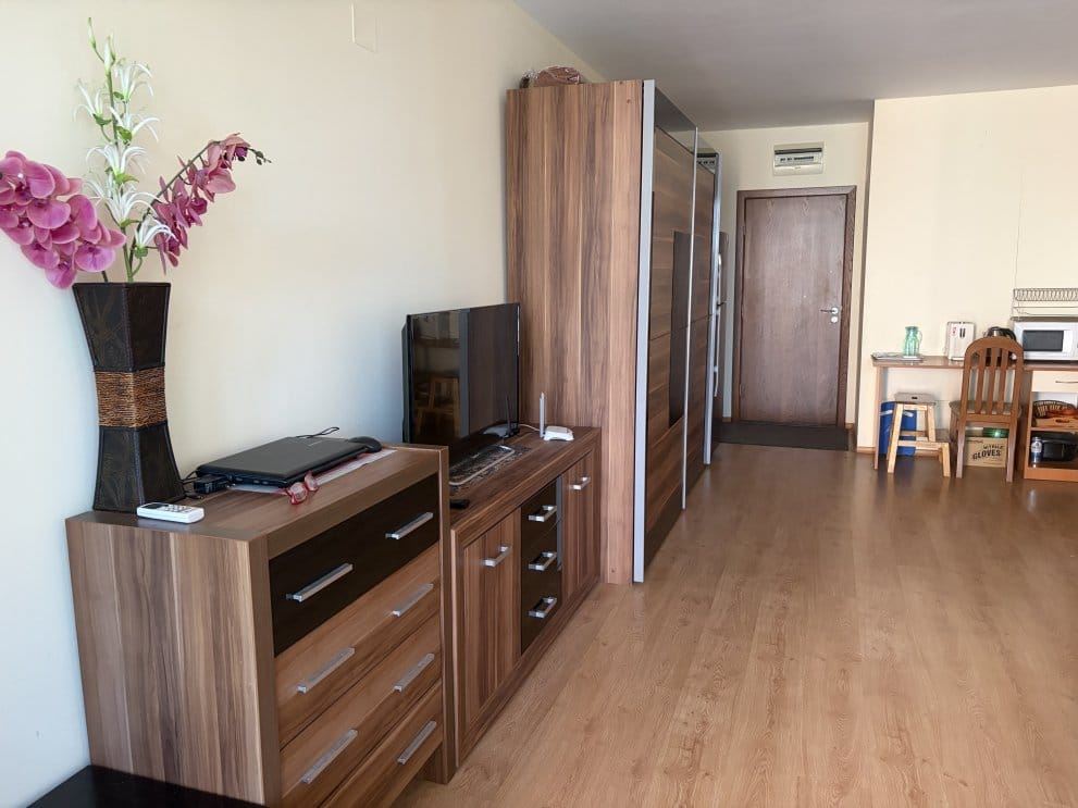 Byt s jednou ložnicí v moderním komplexu s vybavením v Ravdě