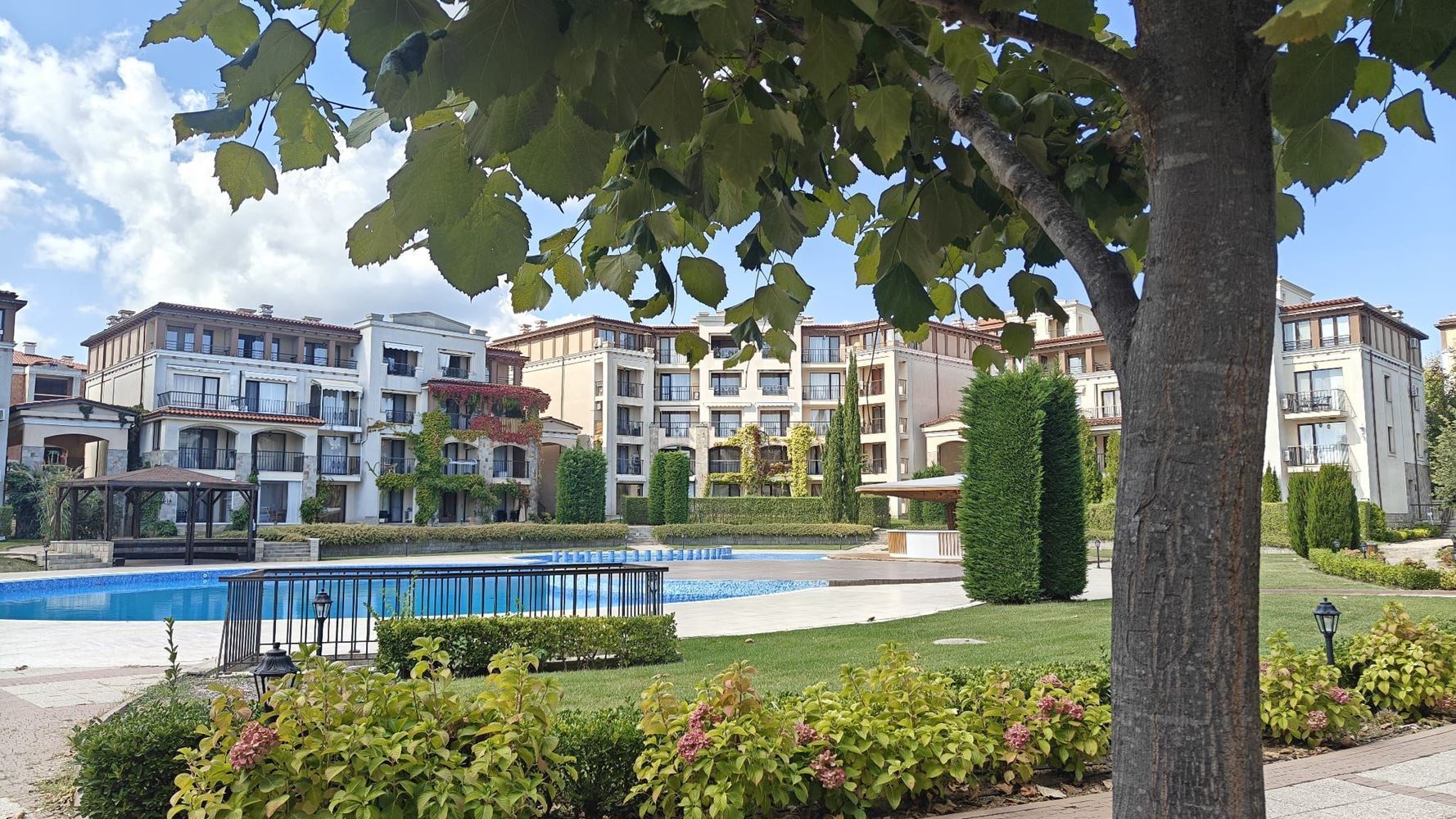Byt se dvěma ložnicemi a prostornou verandou v luxusním komplexu v Kavatsi, Sozopol