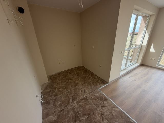 Nový apartmán s jednou ložnicí a prostorným balkonem v moderním komplexu v Ravdě