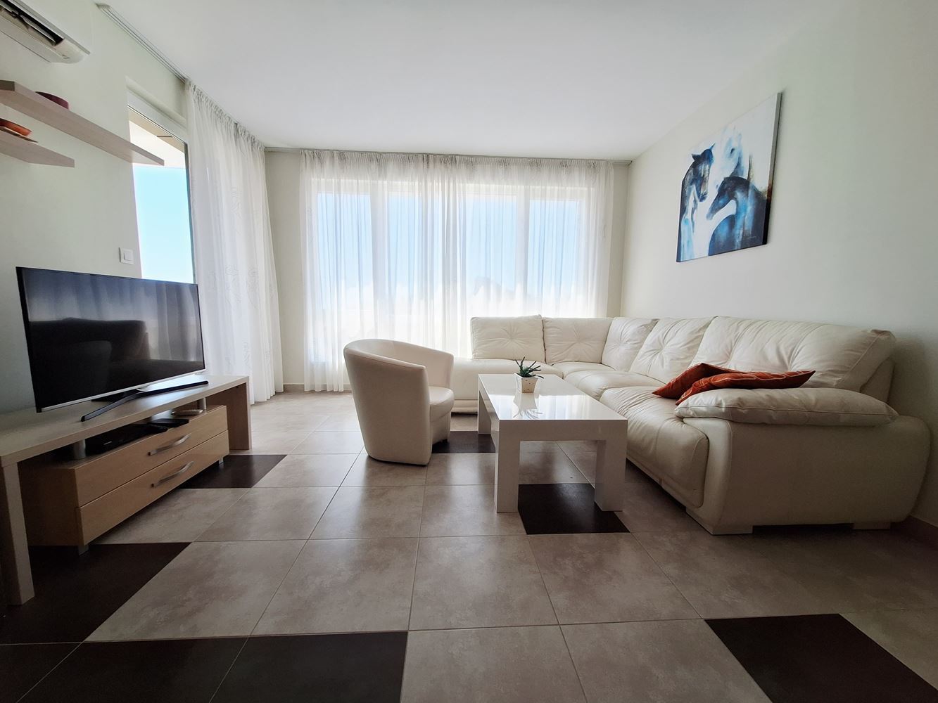 Prostorný apartmán se dvěma ložnicemi a parkovacím místem 200 metrů od moře ve Sveti Vlas