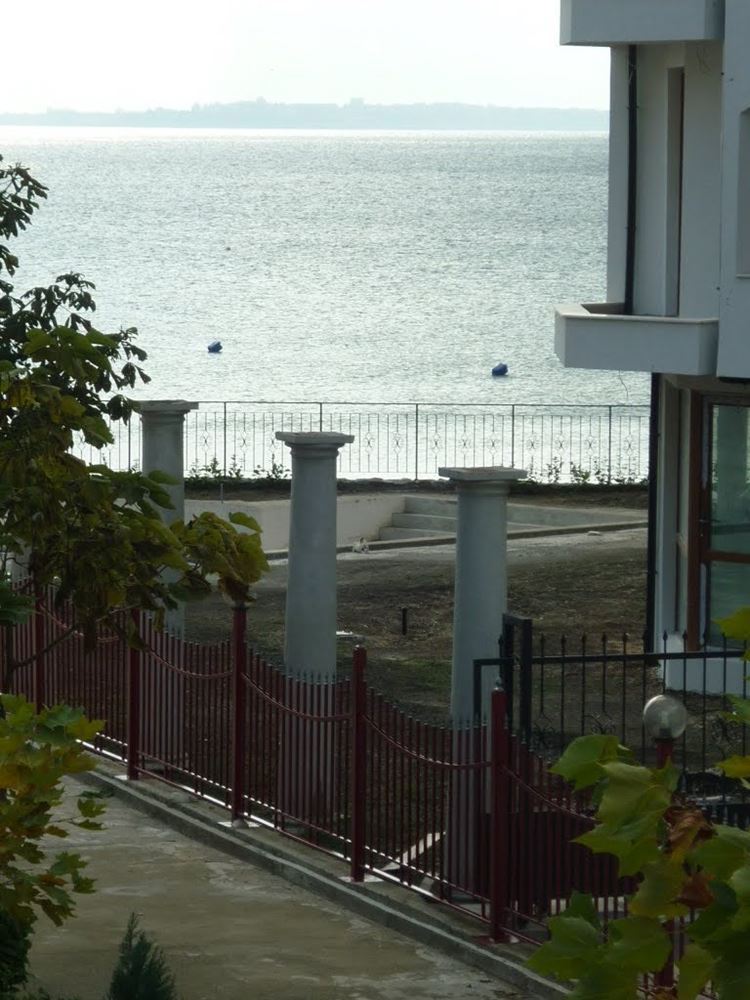 Plně zařízený apartmán s jednou ložnicí přímo u pláže s výhledem na moře v Elenite