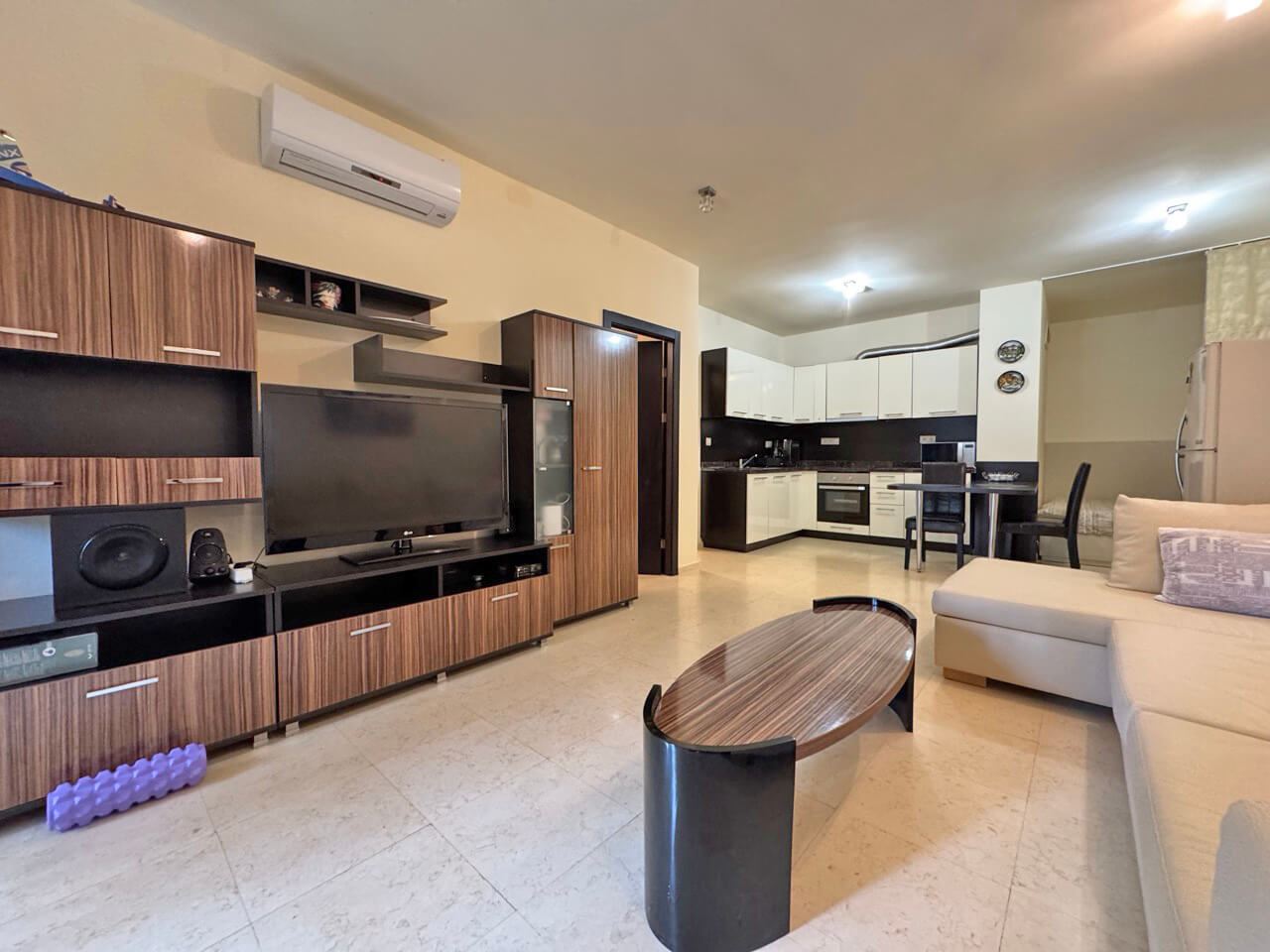 Elegantní apartmán s jednou ložnicí na první linii u moře ve Sveti Vlas s přímým vstupem do zahrady a k bazénu