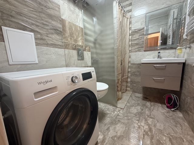 Útulný apartmán s jednou ložnicí a obrovskou terasou v Ravdě – váš osobní prostor u moře