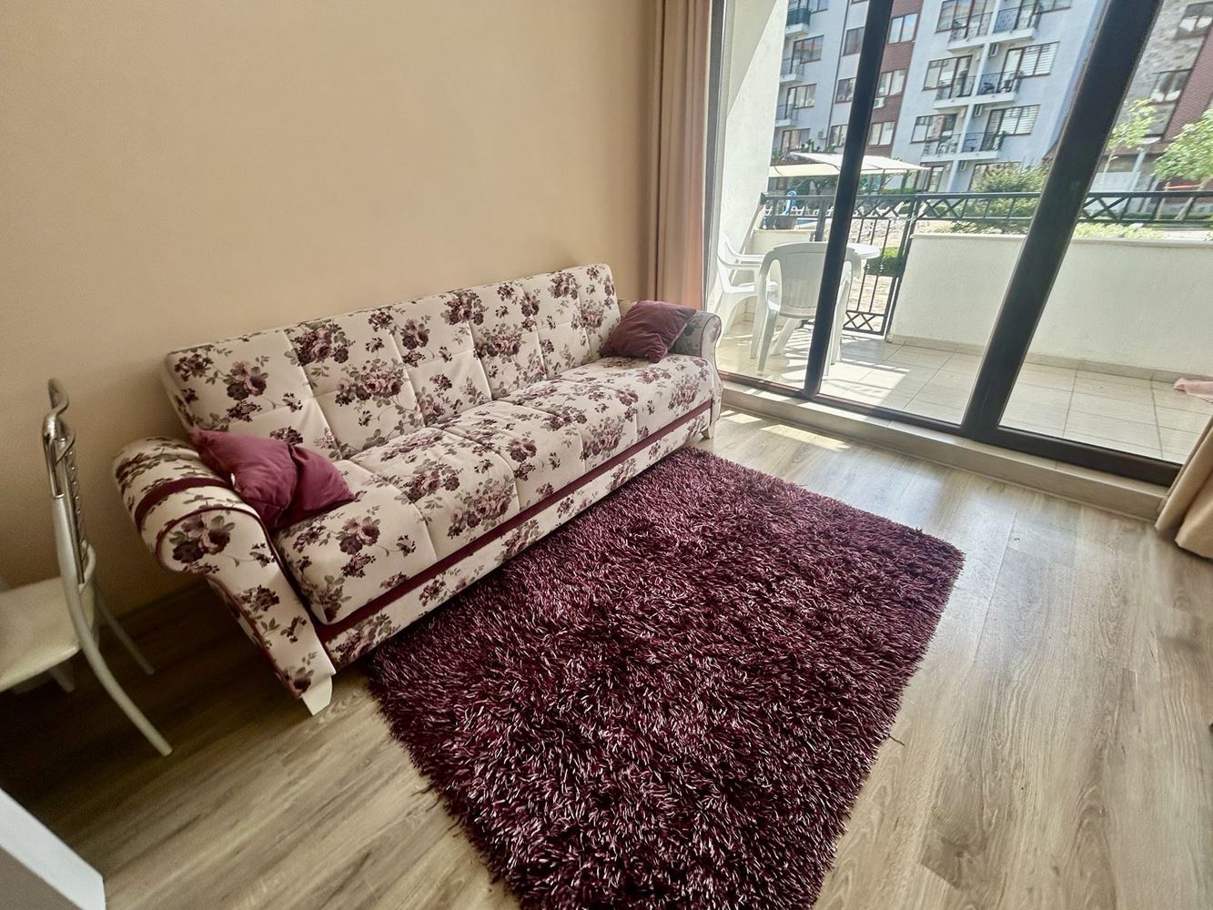 Komfortní 2+kk apartmán s přímým vstupem k bazénu v Nesebaru – mimořádně praktická nabídka