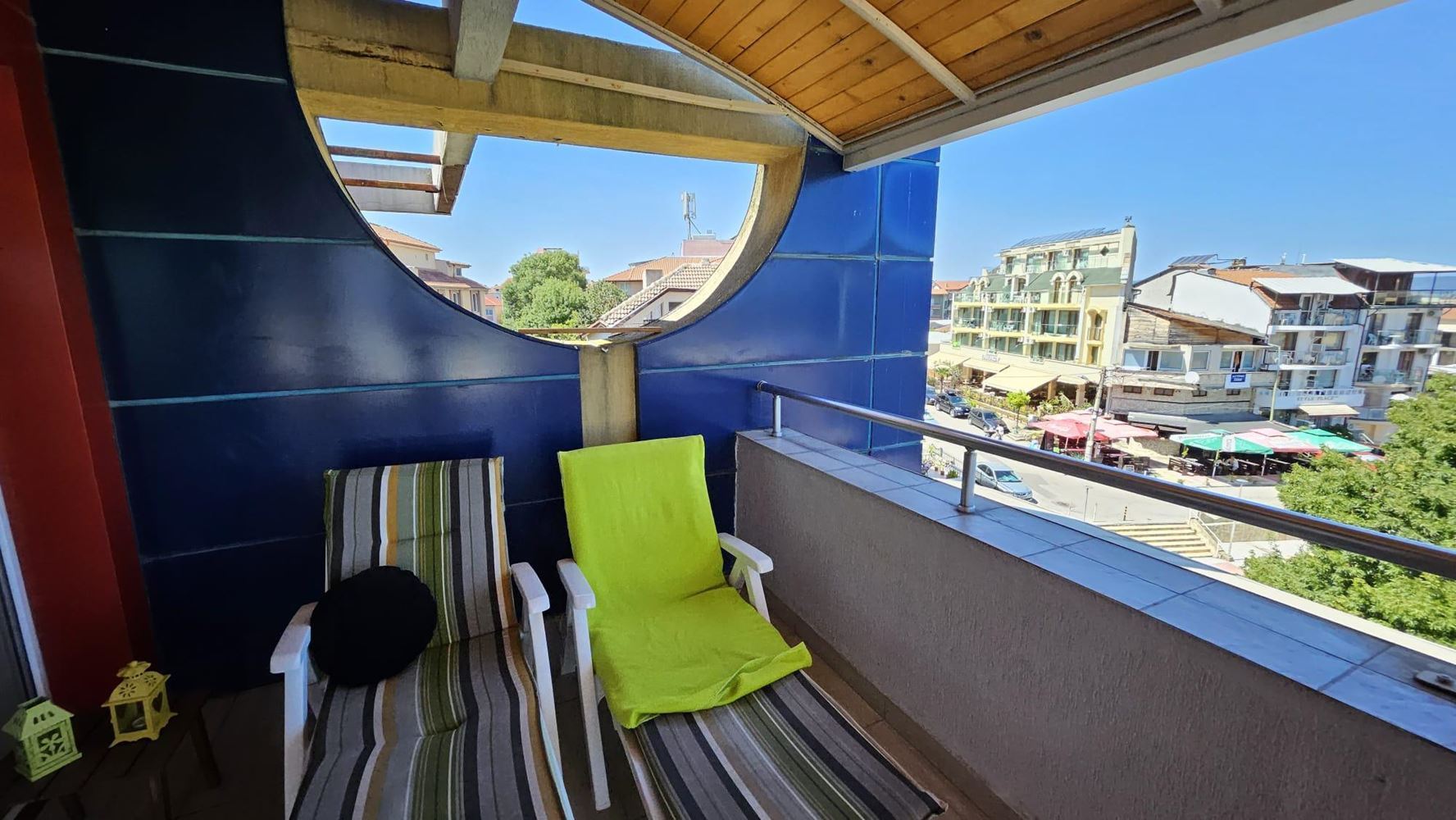 Apartmán se dvěma ložnicemi v první linii u moře v Kitenu s panoramatickým výhledem na moře a působivými terasami