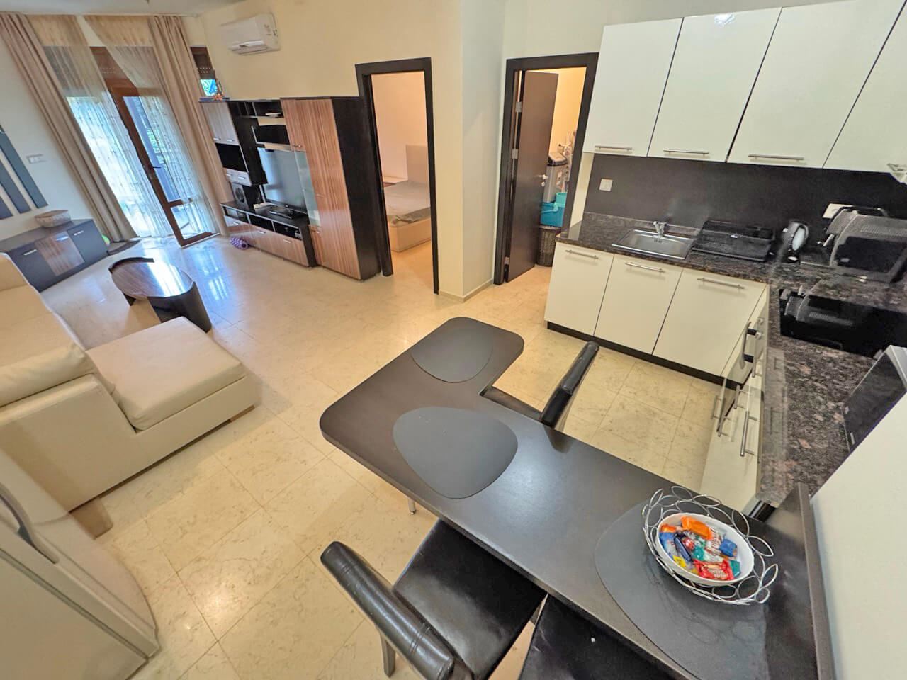 Elegantní apartmán s jednou ložnicí na první linii u moře ve Sveti Vlas s přímým vstupem do zahrady a k bazénu