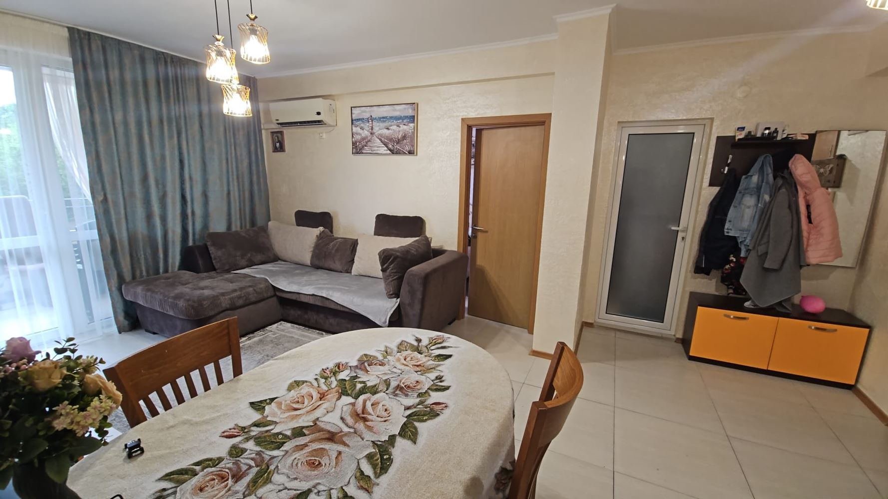 Třípokojový apartmán v uzavřeném komplexu ve Sveti Vlas – pouhých 300 m od pláže