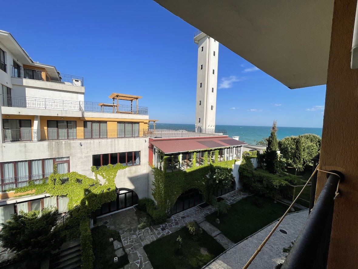 Výhled na moře a prvotřídní lokalita – byt v komplexu se službami, Aheloy