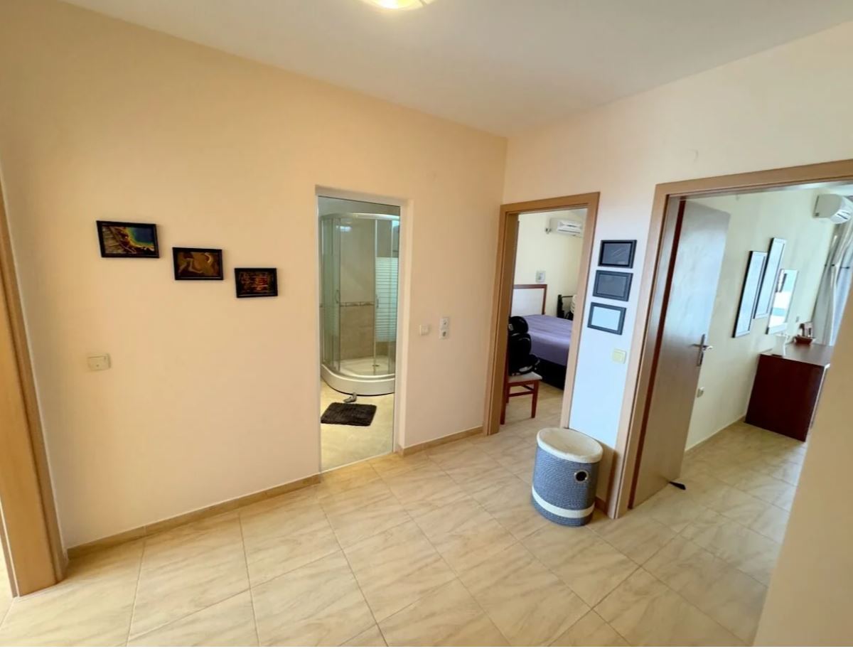 Apartmán se dvěma ložnicemi ve Sveti Vlas – panoramatické výhledy a pohodlí v uzavřeném komplexu