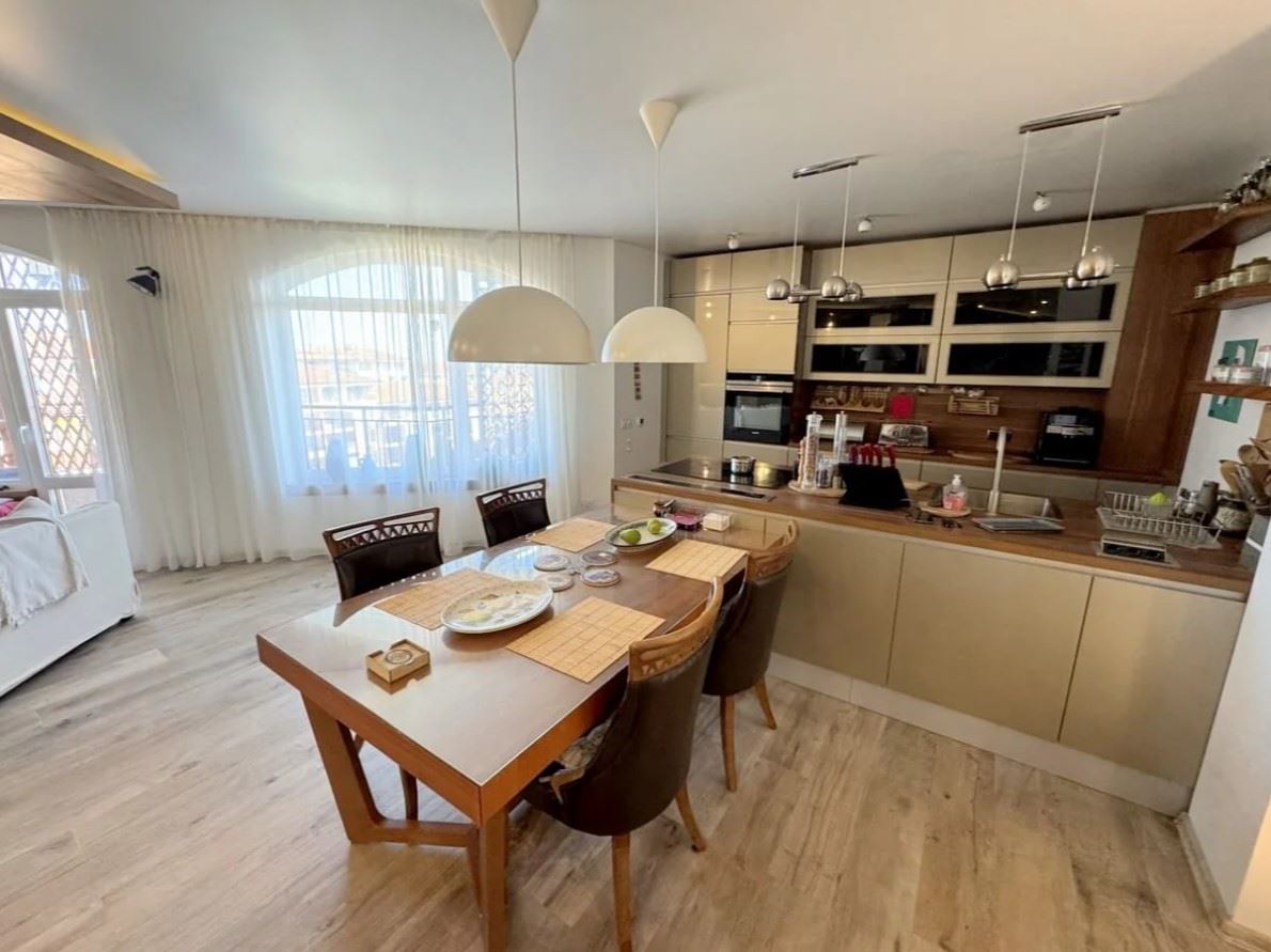 Apartmán se dvěma ložnicemi v prestižním uzavřeném komplexu ve Svatém Vlasu – první linie komfortu a přírody