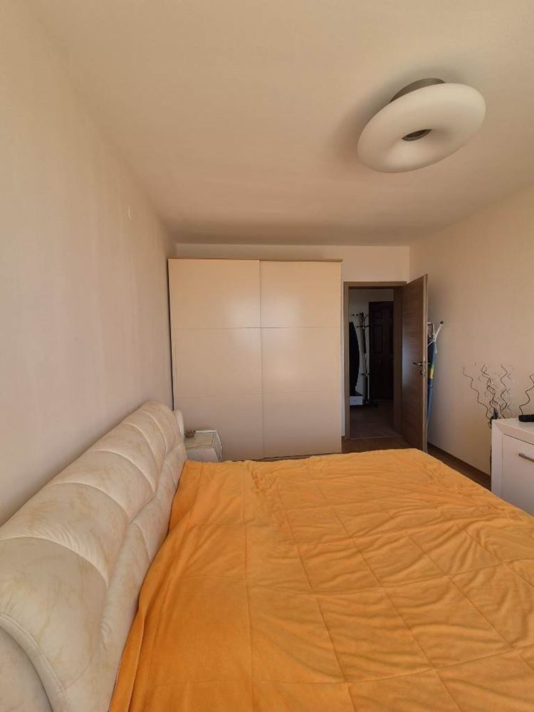 Luxusní byt s jednou ložnicí a panoramatickým výhledem na moře ve Svatém Vlasu – prostor, komfort a prestižní lokalita