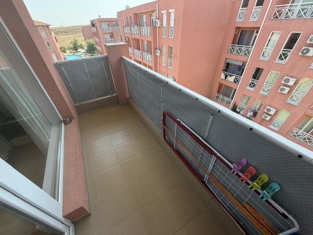 Zcela nový byt s jednou ložnicí a výhledem na bazén v oblasti Sunny Beach – kolaudace a vynikající infrastruktura